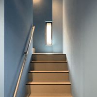 京都市中京区猪熊通四条上る錦猪熊町546の賃貸物件/共用階段｜前面青で仕上げた壁面は、ゲストに清潔な印象を与えてくれそう