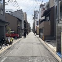 京都市中京区猪熊通四条上る錦猪熊町546の賃貸物件/前面道路｜先に見える車の位置が四条通