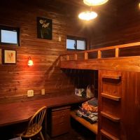 京都市左京区吉田中大路町の売買物件/1階洋室｜ベッドとデスクが造作してある（写真にある動産物については相談）