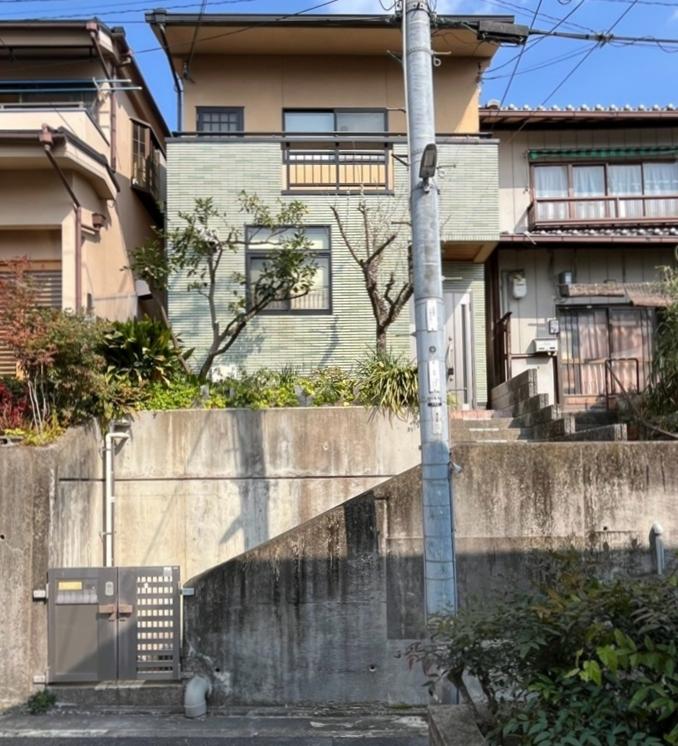 京都市左京区吉田中大路町の売買物件/グリーンのタイルが該当物件。道路からのアプローチは階段。