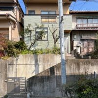 京都市左京区吉田中大路町の売買物件/グリーンのタイルが該当物件。道路からのアプローチは階段。