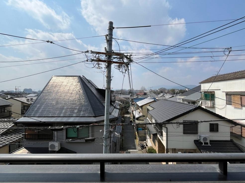 京都市左京区吉田中大路町の売買物件/周辺住戸が視界には入りますが、十分抜け感あり