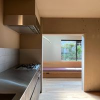 京都市左京区岩倉忠在地町10-1の売買物件/キッチンへもトップライトからの自然光がこぼれてくる