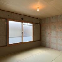 京都市左京区岩倉忠在地町10-1の売買物件/2階南側｜躯体現しの壁面に残るボンド跡がデザインされたかのよう