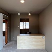 京都市左京区岩倉忠在地町10-1の売買物件/この部屋にはコンセントを仕込んだデスクが造作してある。その奥に納戸。