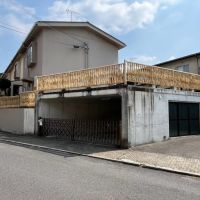京都市左京区岩倉忠在地町10-1の売買物件/ガレージ上のテラスは通りからだと見えにくい関係性