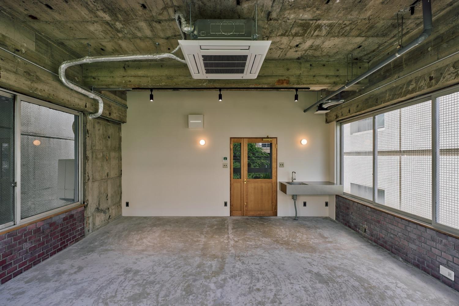 京都市中京区鉾田町299-3の賃貸物件/窓側から入り口側を望む