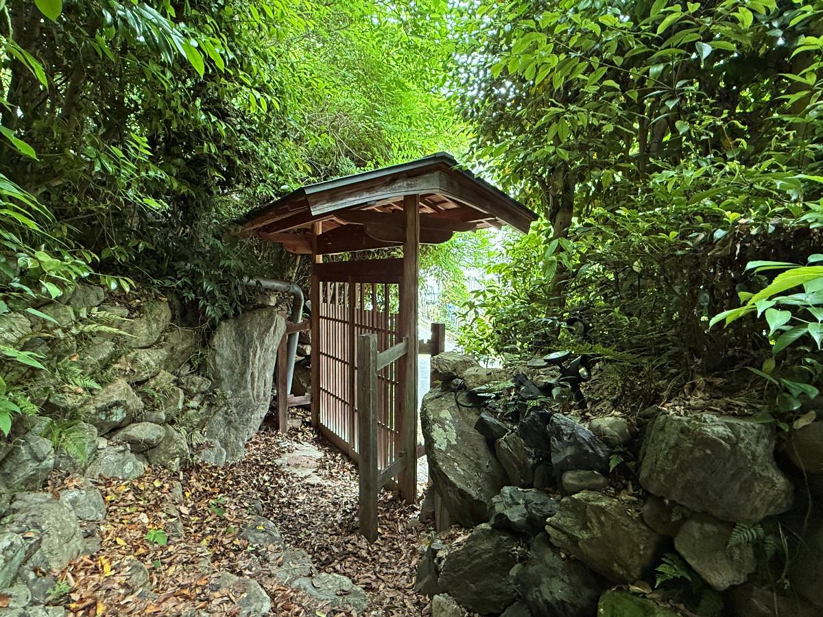 京都市東山区今熊野日吉町191-344の売買物件/入口数寄屋門を内から見る。古刹のような佇まい。両袖の石垣も年季が入ってよい雰囲気です。緑に囲まれているので、見ての通り落ち葉との闘いが日課となります