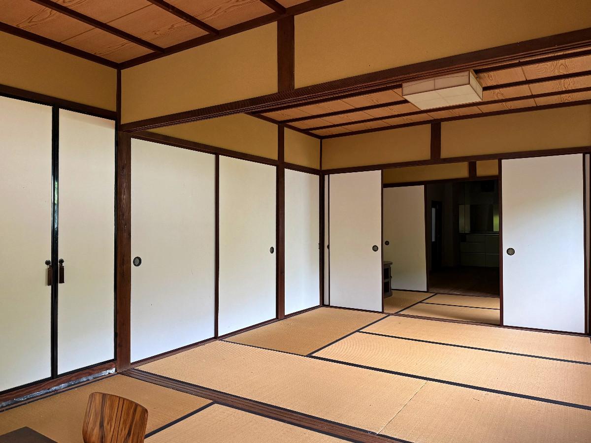 京都市東山区今熊野日吉町191-344の売買物件/建物北側は崖なので、窓はなくすべて収納となっています