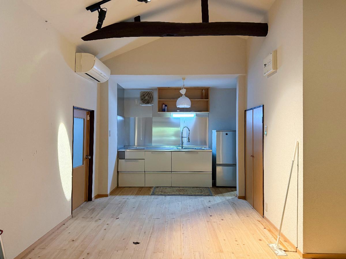 京都市東山区今熊野日吉町191-344の売買物件/東キッチン周り。ここは板の間でさっぱりと仕上げられています。左は勝手口で、右奥が洗面へのアプローチ