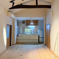 京都市東山区今熊野日吉町191-344の売買物件/東キッチン周り。ここは板の間でさっぱりと仕上げられています。左は勝手口で、右奥が洗面へのアプローチ