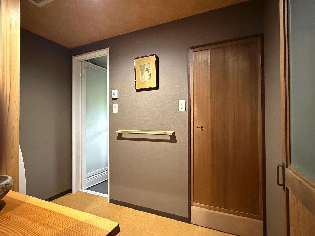 京都市東山区今熊野日吉町191-344の売買物件/洗面スペースは落ち着いた雰囲気。古建具をうまいこと活かして改装されています