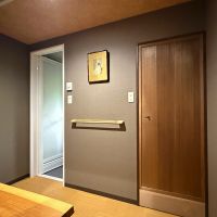 京都市東山区今熊野日吉町191-344の売買物件/洗面スペースは落ち着いた雰囲気。古建具をうまいこと活かして改装されています