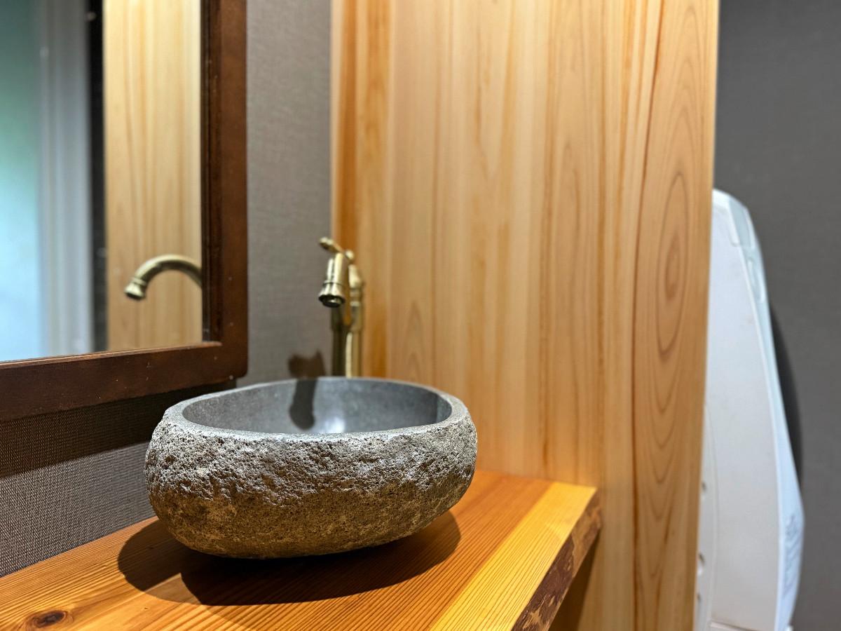 京都市東山区今熊野日吉町191-344の売買物件/洗面台は石製。奥に洗濯機置き場があります