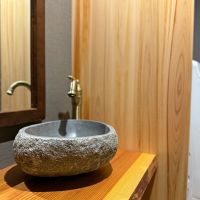 京都市東山区今熊野日吉町191-344の売買物件/洗面台は石製。奥に洗濯機置き場があります