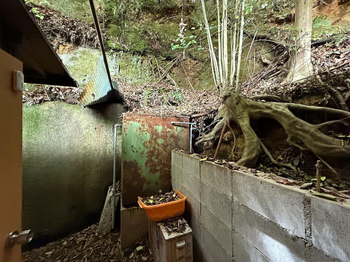 京都市東山区今熊野日吉町191-344の売買物件/勝手口を開けると北の崖が目の前に