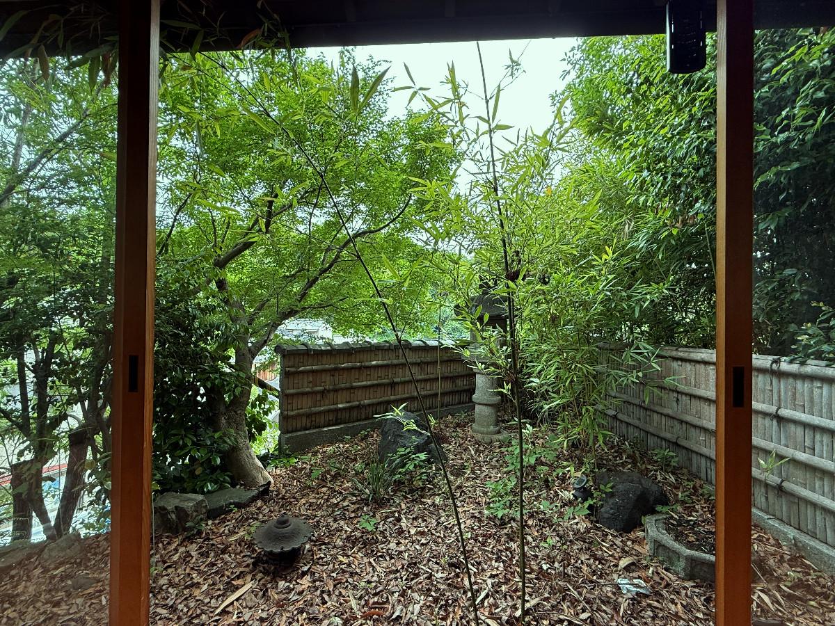 京都市東山区今熊野日吉町191-344の売買物件/西の庭。左下には前面道路が数メートル下に見えます。覗かれる心配は一切無し