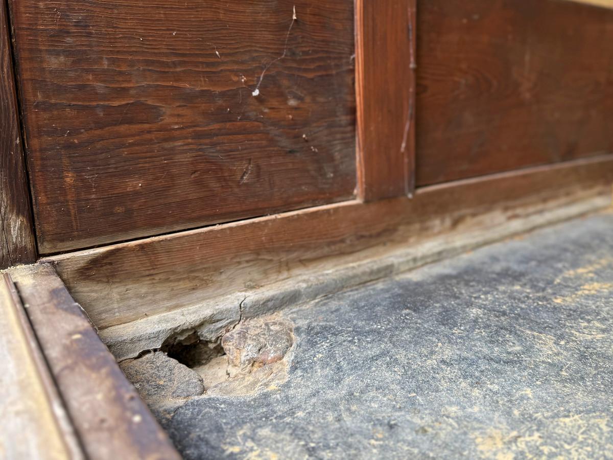 京都市東山区今熊野日吉町191-344の売買物件/玄関間は古風な作り。腰は無垢板張りで、土間には古い作りの水抜き穴があり。かわいい