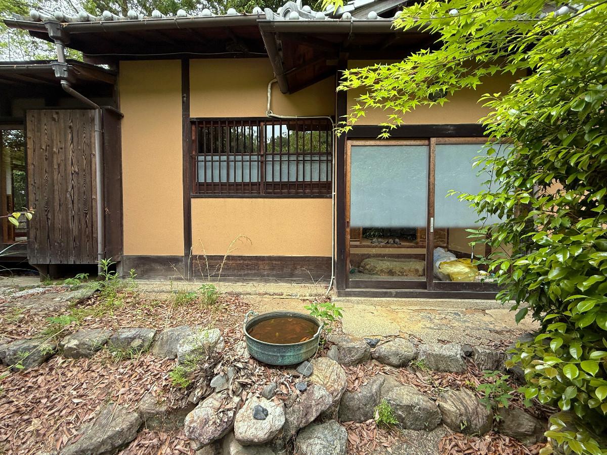 京都市東山区今熊野日吉町191-344の売買物件/南玄関。門から石段を上り、この玄関へとアプローチします