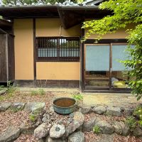 京都市東山区今熊野日吉町191-344の売買物件/南玄関。門から石段を上り、この玄関へとアプローチします