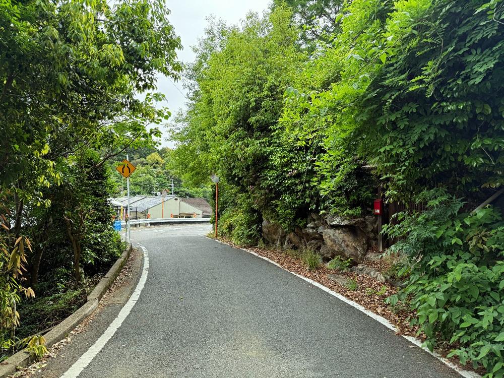 京都市東山区今熊野日吉町191-344の売買物件/前面道路。右手の緑の中にちらっと赤いポストが見えるところが入り口です。前面道路は通称滑石街道。山科と市内を結ぶ古い道になります