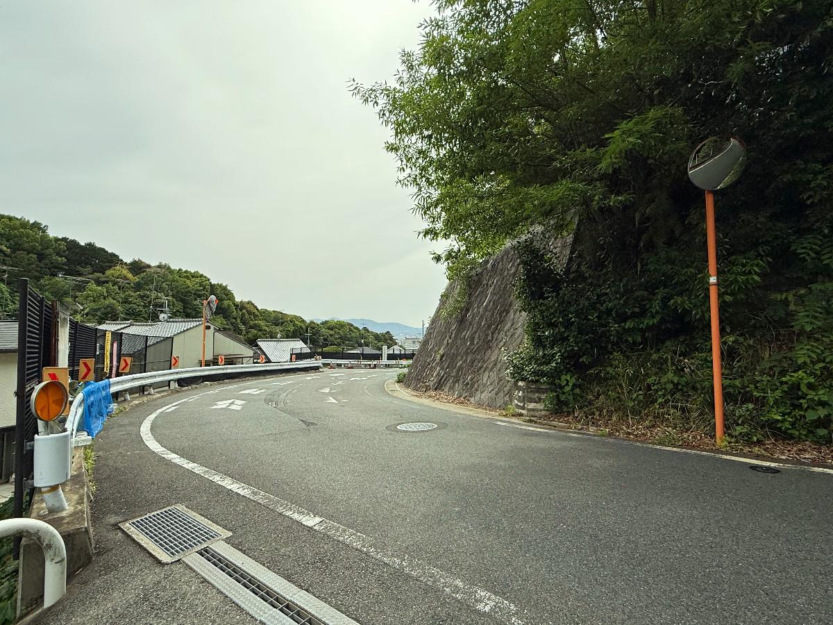 京都市東山区今熊野日吉町191-344の売買物件/前面道路。ちょうどカーブミラーの裏あたりに庭があります。眺めは文句なし。ちょうど京都駅越しに西山天王山あたりへの眺望が開けています