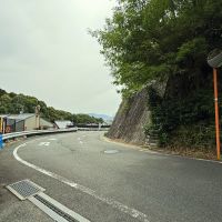 京都市東山区今熊野日吉町191-344の売買物件/前面道路。ちょうどカーブミラーの裏あたりに庭があります。眺めは文句なし。ちょうど京都駅越しに西山天王山あたりへの眺望が開けています