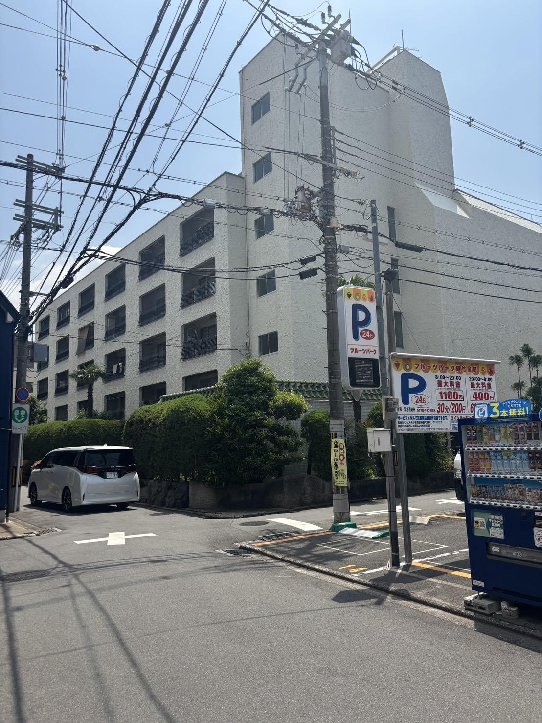 京都市左京区聖護院蓮華蔵町の賃貸物件/北側外観、手前はコインパーキングになっています