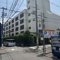 京都市左京区聖護院蓮華蔵町の賃貸物件/北側外観、手前はコインパーキングになっています