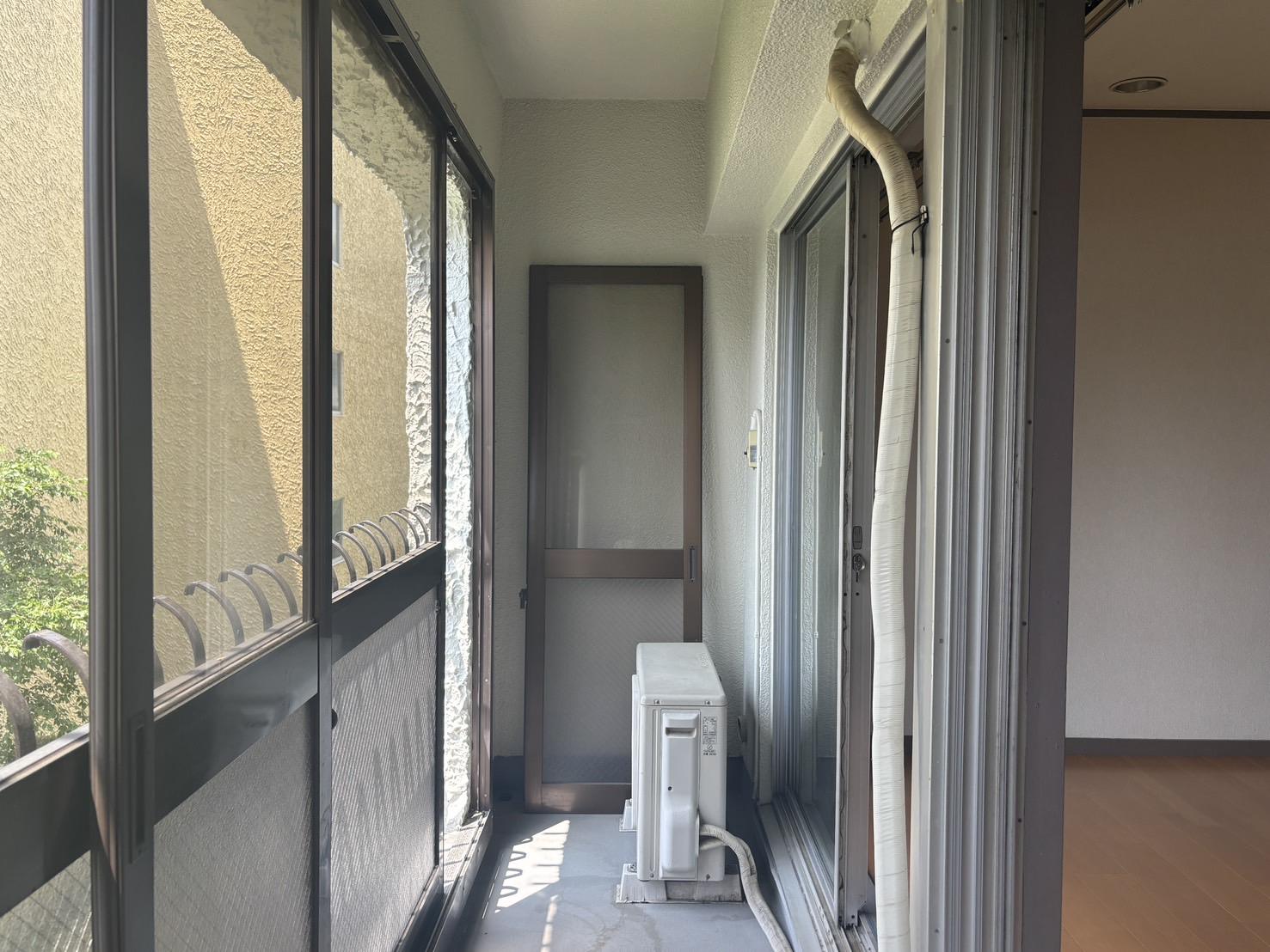 京都市左京区聖護院蓮華蔵町の賃貸物件/ベランダには後付けの窓があり、ちょっとしたサンルームのような使い方もできそうです