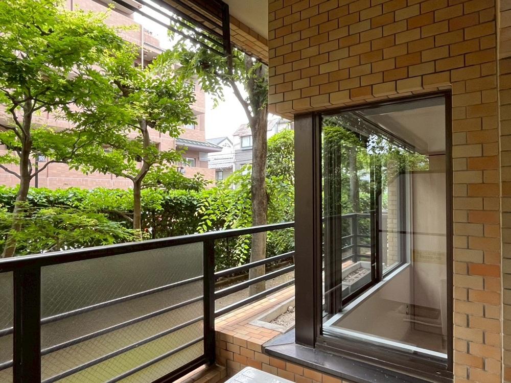京都市上京区東三本木通丸太町上る中之町の賃貸物件/正面垣根の向こうは隣地のマンション用の駐車場なので人の行き来は少ない