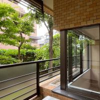 京都市上京区東三本木通丸太町上る中之町の賃貸物件/正面垣根の向こうは隣地のマンション用の駐車場なので人の行き来は少ない