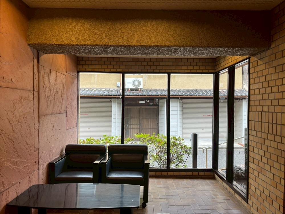 京都市上京区東三本木通丸太町上る中之町の賃貸物件/エントランスにはレトロな応接セットが設置してある
