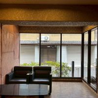 京都市上京区東三本木通丸太町上る中之町の賃貸物件/エントランスにはレトロな応接セットが設置してある