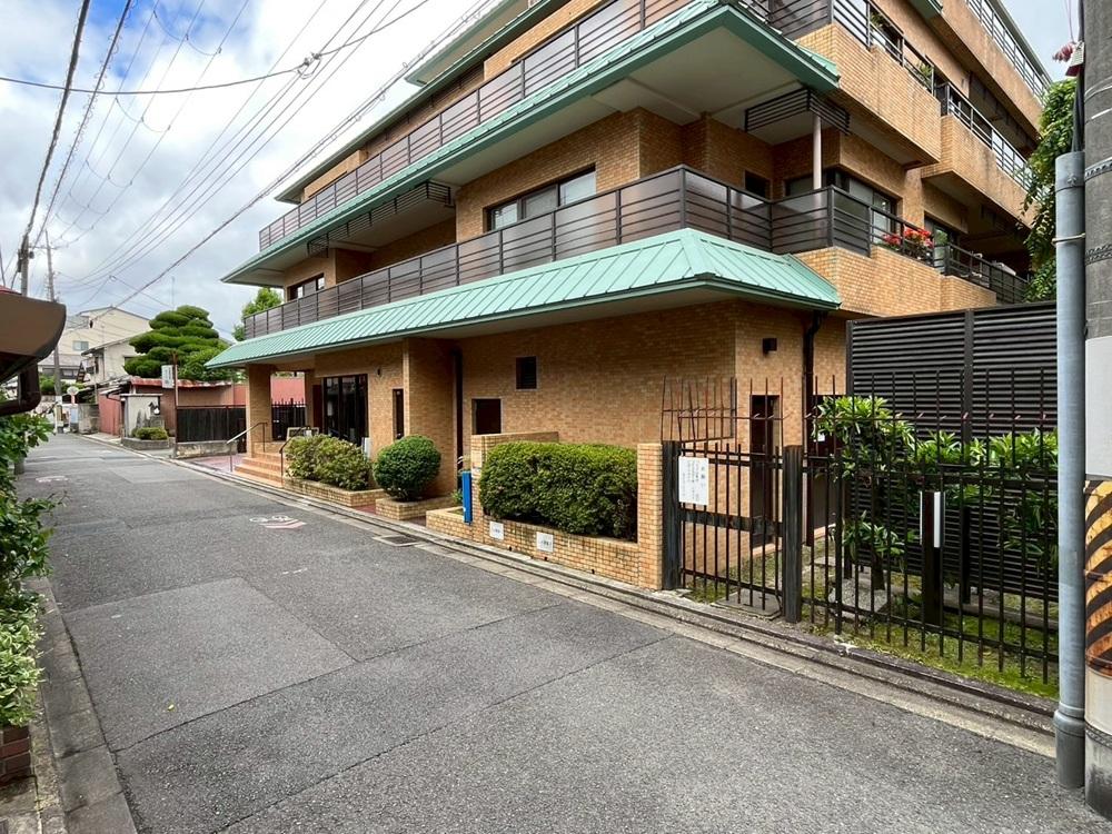 京都市上京区東三本木通丸太町上る中之町の賃貸物件/通行量の少ない静かな住宅地