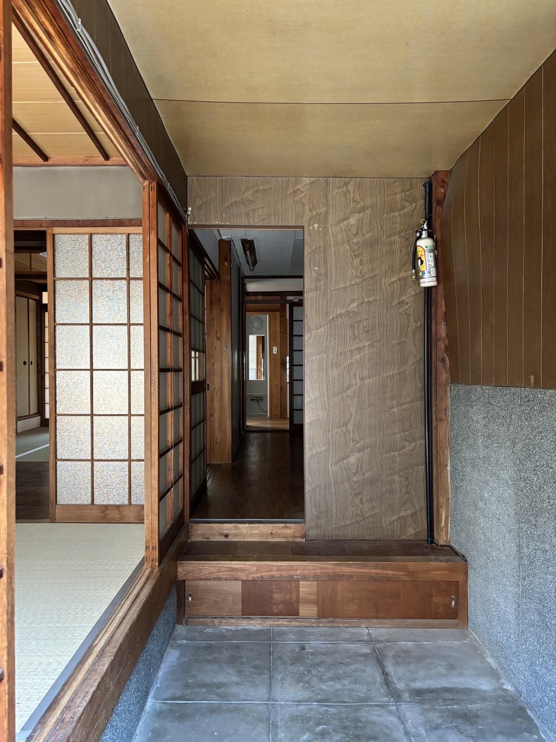 京都市上京区相国寺門前町の賃貸物件/1F│建築当初からのものと見られる土間。空間に、奥行きを与えています。