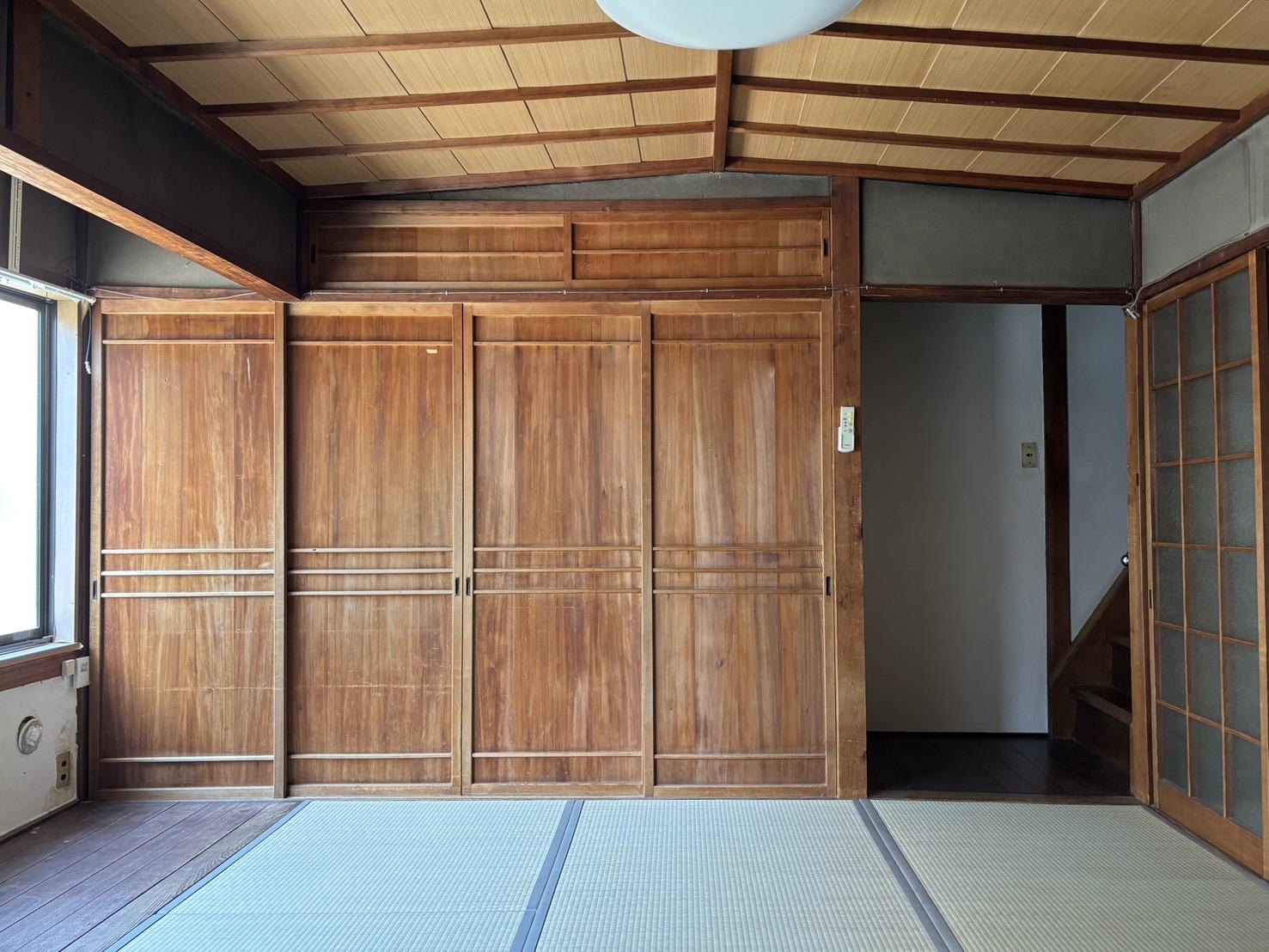 京都市上京区相国寺門前町の賃貸物件/1F│時を経た風合いが魅力の木製扉