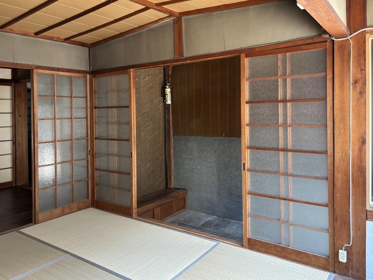 京都市上京区相国寺門前町の賃貸物件/1F│和室から土間を眺めて。ここに腰かけて、ひと息つくのもよさそうです。