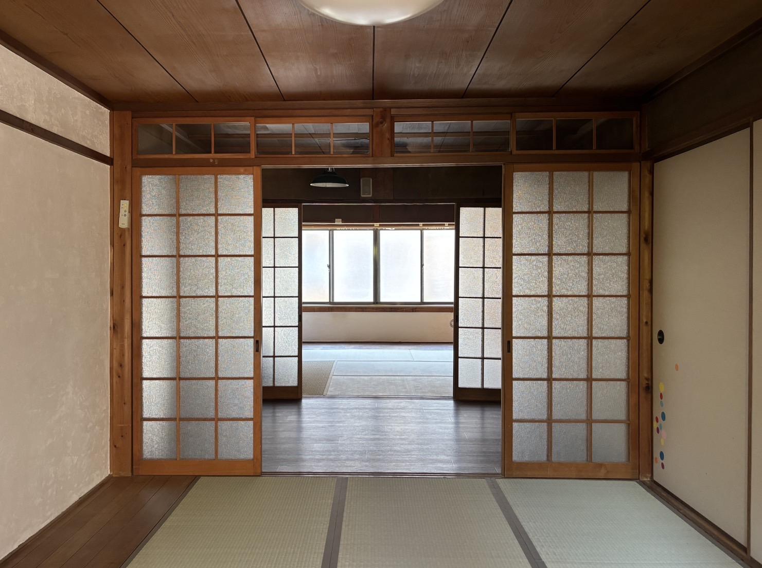 京都市上京区相国寺門前町の賃貸物件/1F│北側の和室から南側を望む。視線は抜けますが、窓の先が道路のため目隠しはあった方がよさそうです。
