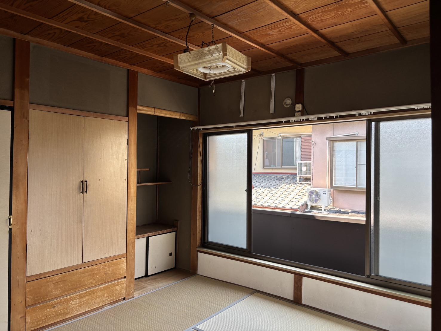 京都市上京区相国寺門前町の賃貸物件/2F│開放的な窓の下に広がる空間。ごろんと横になって、ただ風を感じる時間もよさそうです。