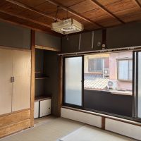 京都市上京区相国寺門前町の賃貸物件/2F│開放的な窓の下に広がる空間。ごろんと横になって、ただ風を感じる時間もよさそうです。