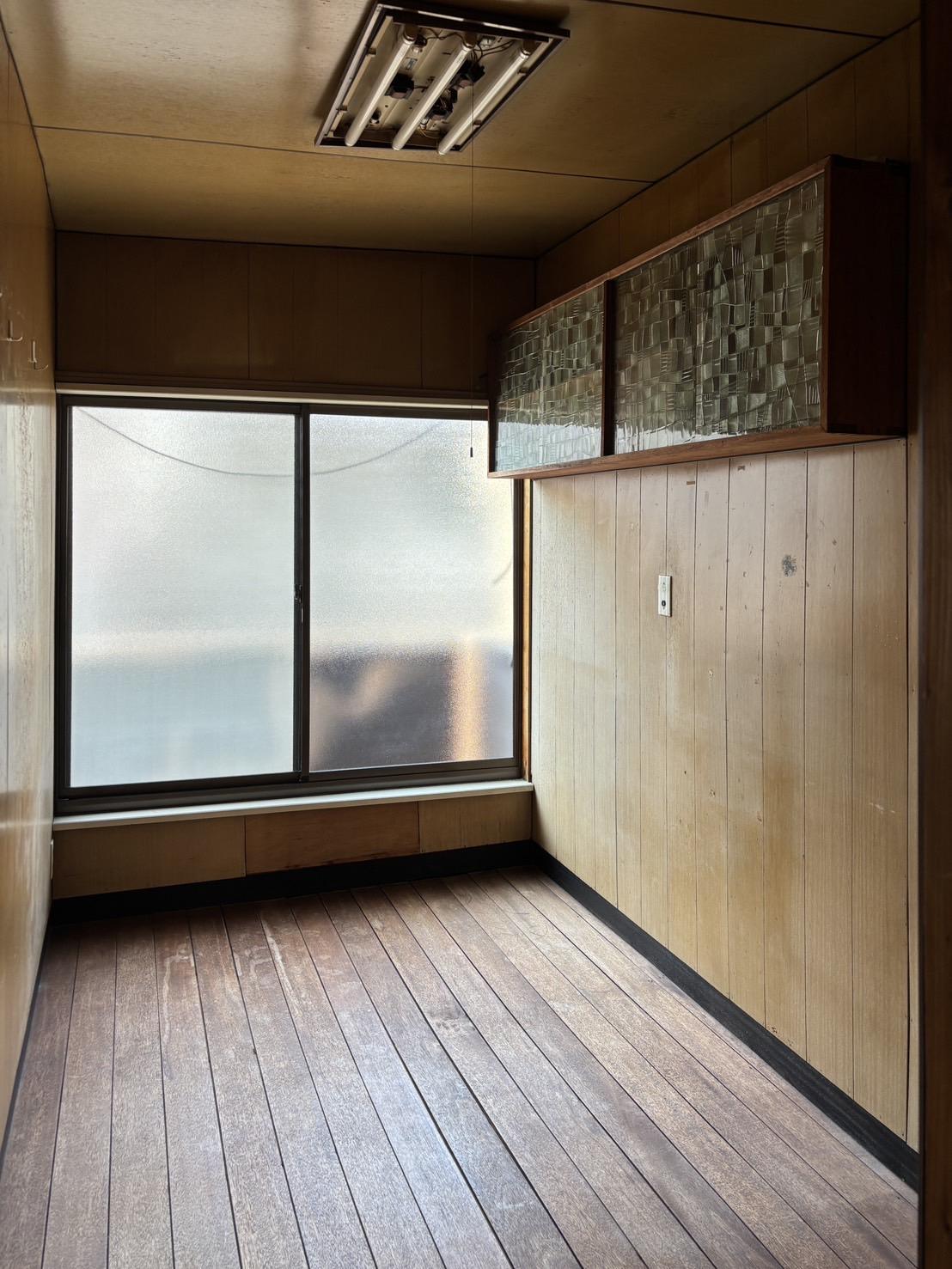 京都市上京区相国寺門前町の賃貸物件/2F│この一室はフローリング。戸棚のガラスが、なんとも愛らしいアクセントに。