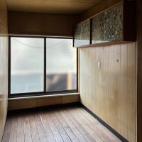 京都市上京区相国寺門前町の賃貸物件/2F│この一室はフローリング。戸棚のガラスが、なんとも愛らしいアクセントに。