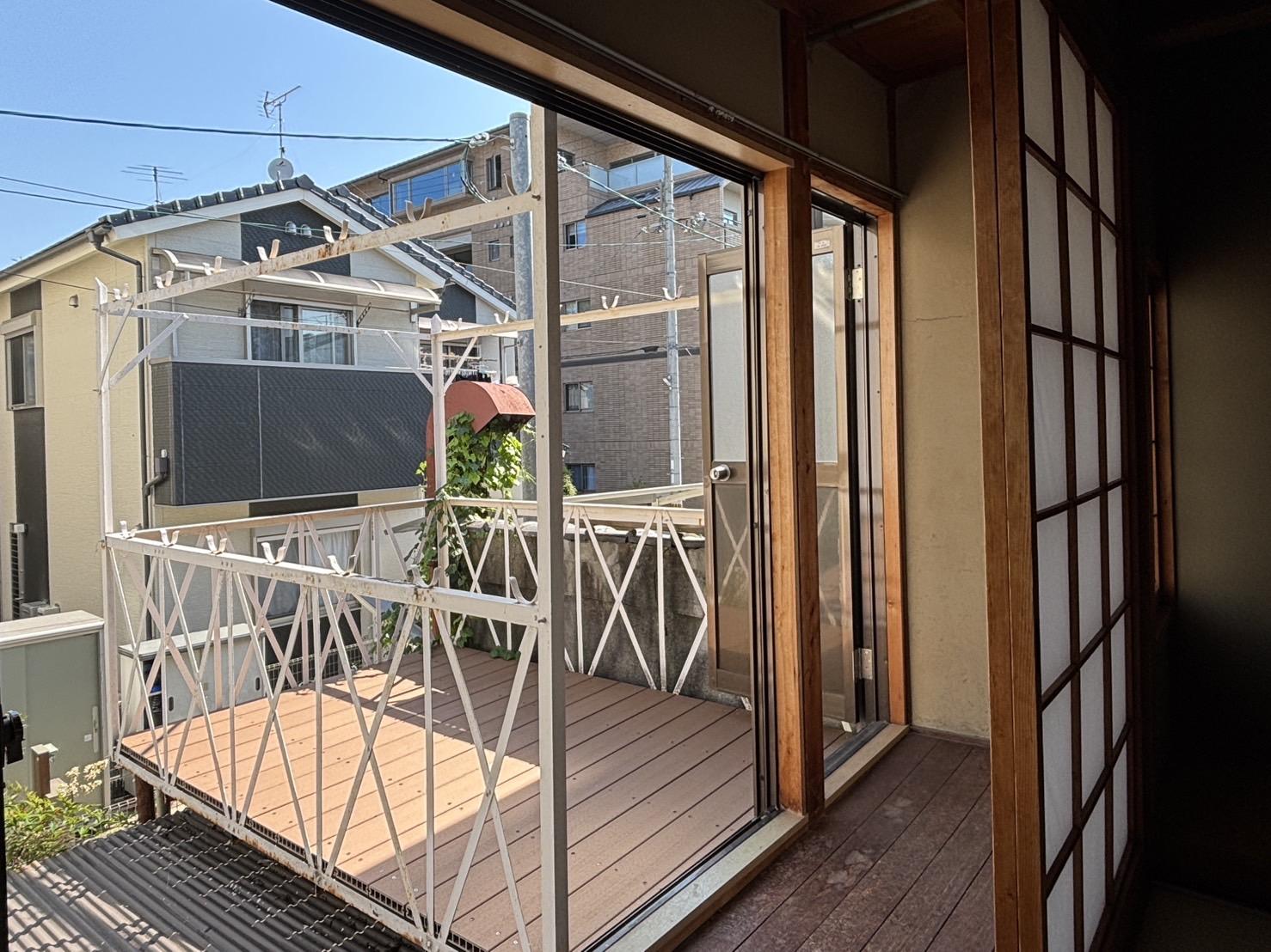 京都市上京区相国寺門前町の賃貸物件/2F│洗濯物を干すだけではもったいない。張り出したベランダで、ひと息つく時間も楽しめそう。