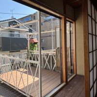 京都市上京区相国寺門前町の賃貸物件/2F│洗濯物を干すだけではもったいない。張り出したベランダで、ひと息つく時間も楽しめそう。