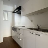 京都市下京区室町通仏光寺上ル白楽天町519の賃貸物件/白いキッチンはIH3口コンロを採用