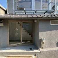 京都市伏見区両替町12丁目229-7の売買物件/玄関扉も大きなガラス面