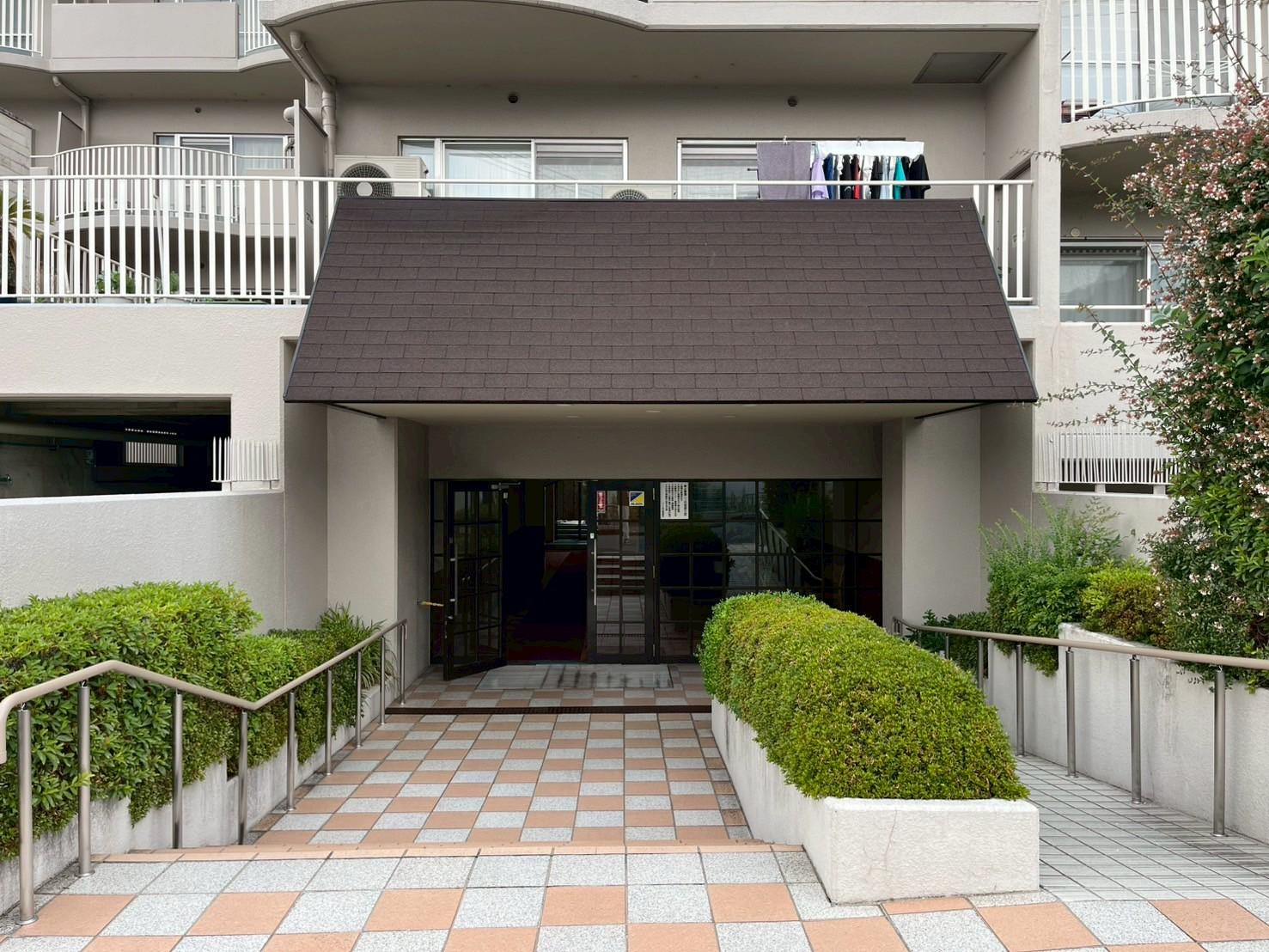京都市左京区一乗寺野田町の売買物件/タイルの幾何学模様が印象的な、やさしい雰囲気の外観。