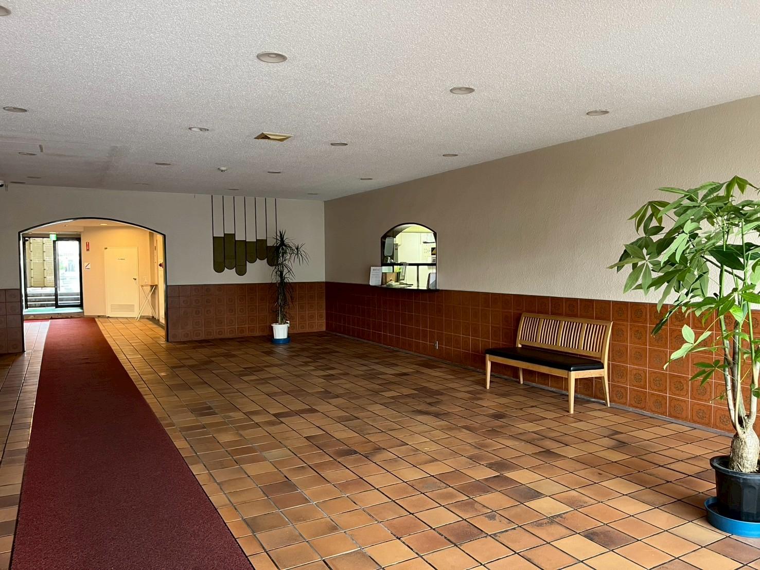 京都市左京区一乗寺野田町の売買物件/右手に見えるのが管理人室。エントランスを通るたび、なんだか気持ちが整います。
