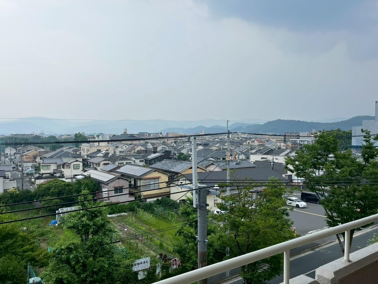 京都市左京区一乗寺野田町の売買物件/共用廊下からの眺めにも、気持ちのいい抜け感が広がります。